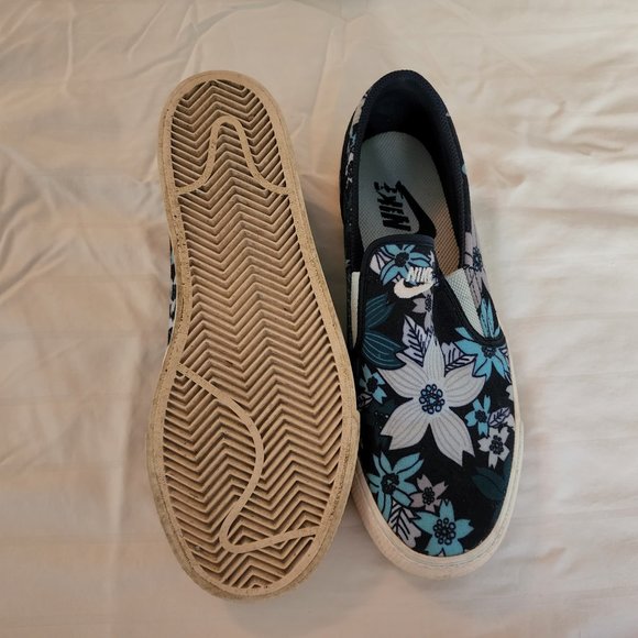 Nike Slip On Sneaker - Picture 2 of 3